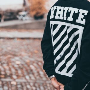 Sudadera Off-White Arrow color negro con estampado icónico streetwear premium